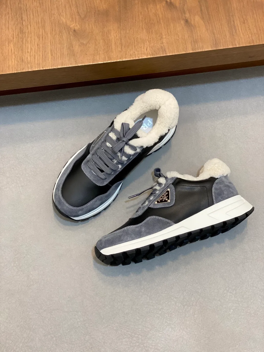 💰780 Prada/Prada Autumn and winter men's leather lace-up sneakers. Top-quality goods produced in Dongguan. Imported Nappa cowhide leather upper with raised layered design. Light and breathable, soft and comfortable. Genuine calfskin leather edging has a distinctive sporty style. The leather tongue is equipped with the classic PRADA letter red rubber label badge to fully display the brand style. The transparent air-cushion midsole is equipped with a lightweight tread rubber outsole. It is light and increased by about 4CM. The inner lining is Excellent foot feel. Comes with original packaging. 38-44 (customized at 45). Size: 39-40-41-42-43-44. Standard leather shoe size.